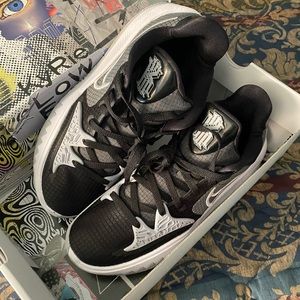 Nike Kyries low 4